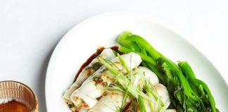 Steamed prawn rice noodle rolls with chilli, soy and garlic dressing