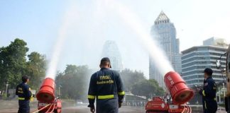 Thais fight Bangkok pollution with water cannon