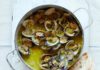 Recipe for clams with wild garlic and nut picada