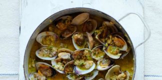 Recipe for clams with wild garlic and nut picada
