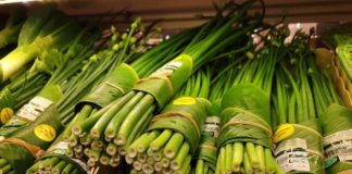 BANANA LEAVES ARE REPLACING PLASTIC WRAP IN THAILAND
