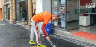 This millionaire man spends his free time picking up trash