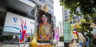 Thais give alms, wear purple to celebrate new queen’s birthday