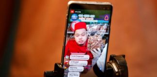 From shrimp to fake eyelashes, social media sales soar in Facebook-friendly Thailand