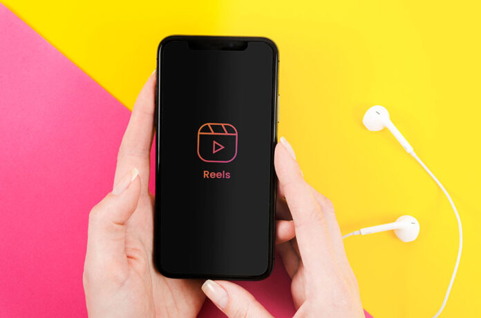 hands-holding-smartphone